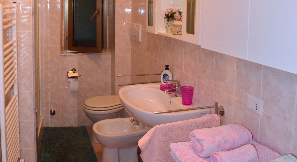 La Casa Delle Rose Room With Air Conditioning La Spezia Room photo